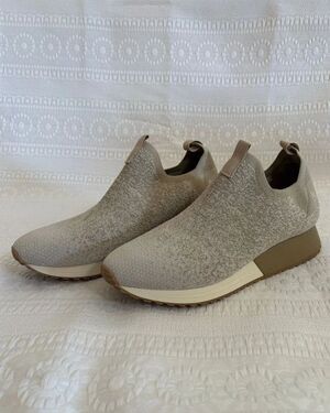 Baretraps Pringer Slip-On Sneakers Women's 9M Beige Knit Wedge Gum Sole NWOT